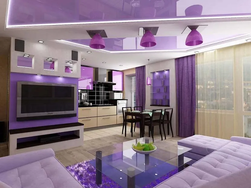 Фиолетовый потолок в кухне-гостиной