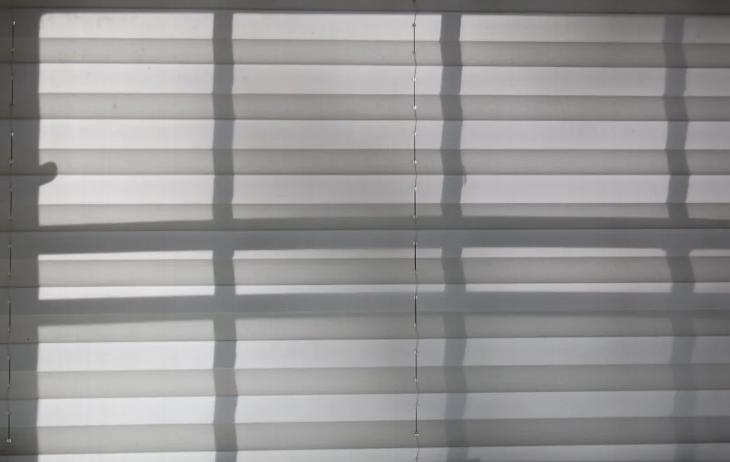 Белые шторы-плиссе можно использовать в современном интерьере