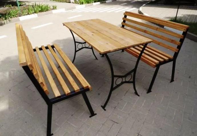 Металлический стол с деревянной столешницей – один из интересных и долговечных вариантов садовой мебели