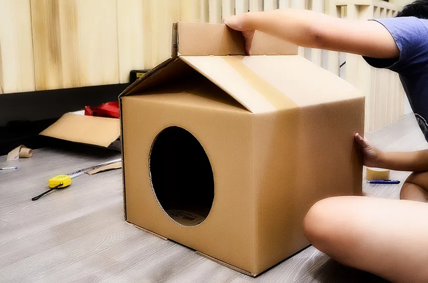 Из коробки или картона можно сделать как простой домик, так и более сложный