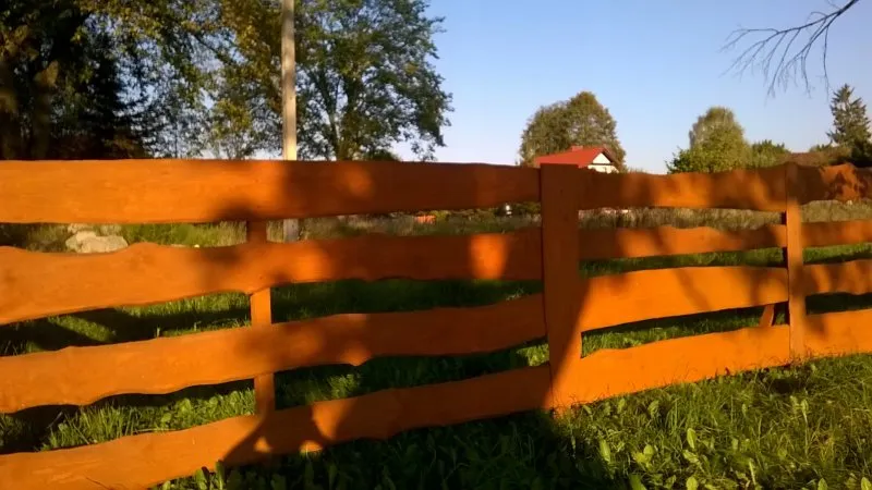 Поперечный деревянный забор