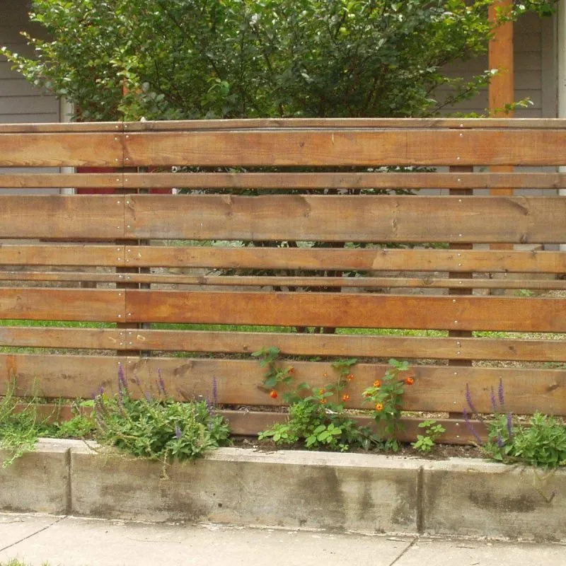 Забор деревянный горизонтальный из необрезной доски