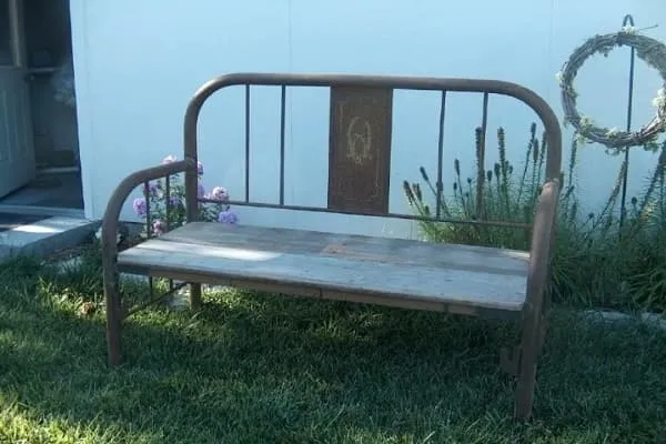 Скамейка из старой кровати