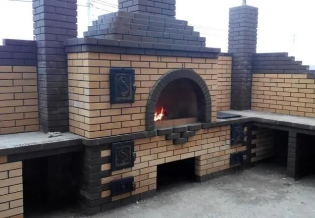 Уличный мангал с дополнительной плитой и мойкой