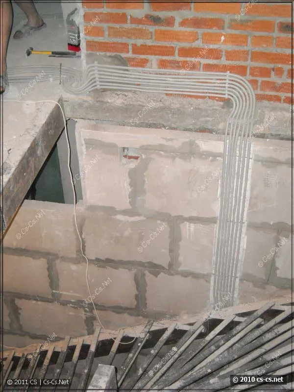 Прокладка кабелей в гофре на клипсах по стенам