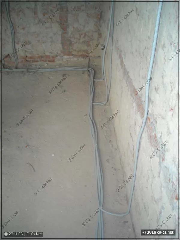 Укладка кабелей по полу вдоль стен (с отступом)