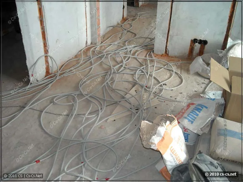 Куча отмерянных кабелей перед укладкой на пол и в штробы