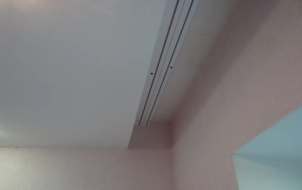 повесить гардину на натяжной потолок