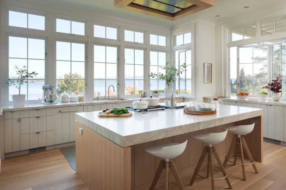 Панорамное окно со столешницей на кухню