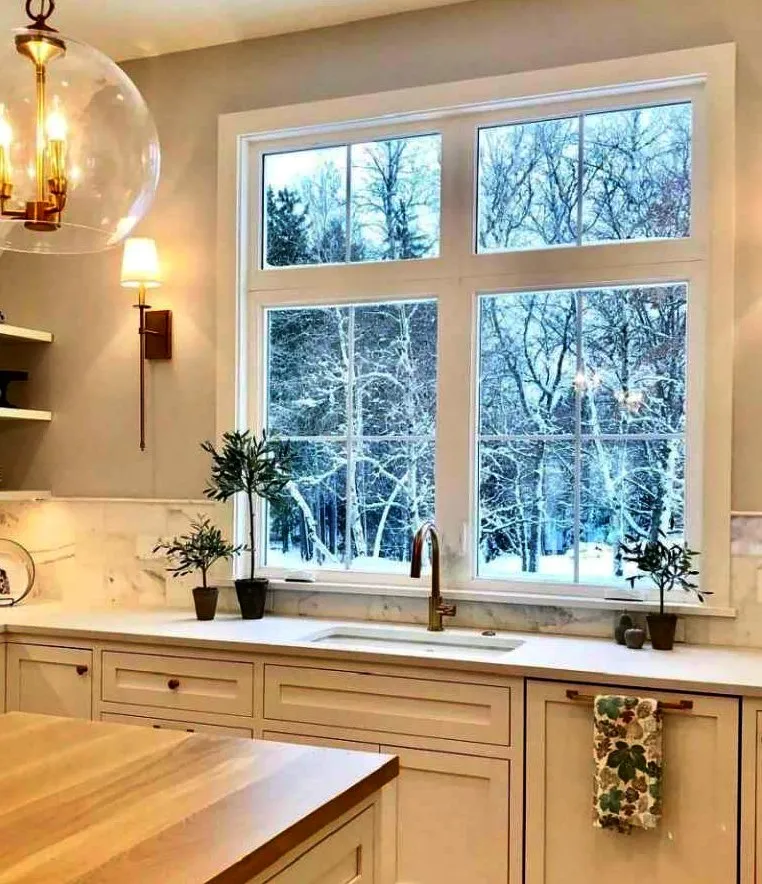 Кухня с большим окном