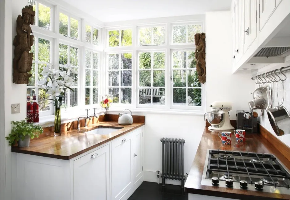 Интерьер угловой кухни с окном