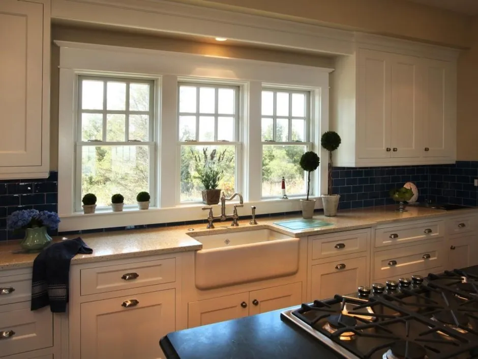 Кухонный гарнитур с большим окном