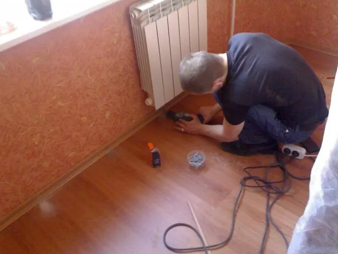 Перед тем как приступать к укладке линолеума, следует детально ознакомиться с правилами укладки настила
