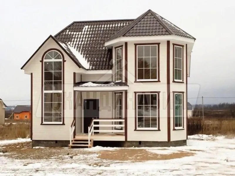 Дом с высокими окнами снаружи