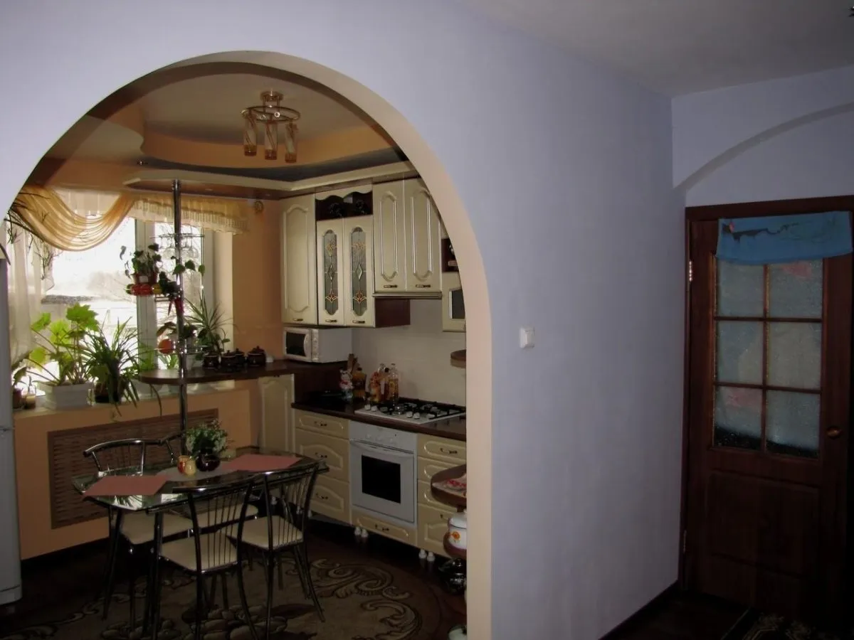 Перегородка между кухней и гостиной