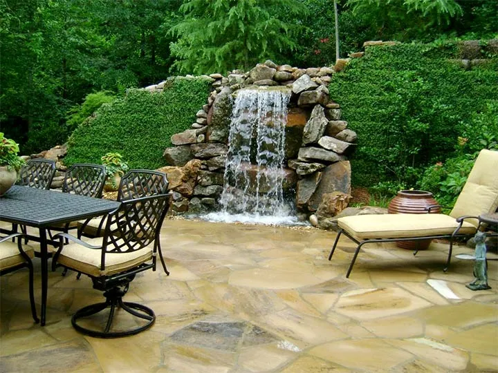 Каскадный водопад в саду