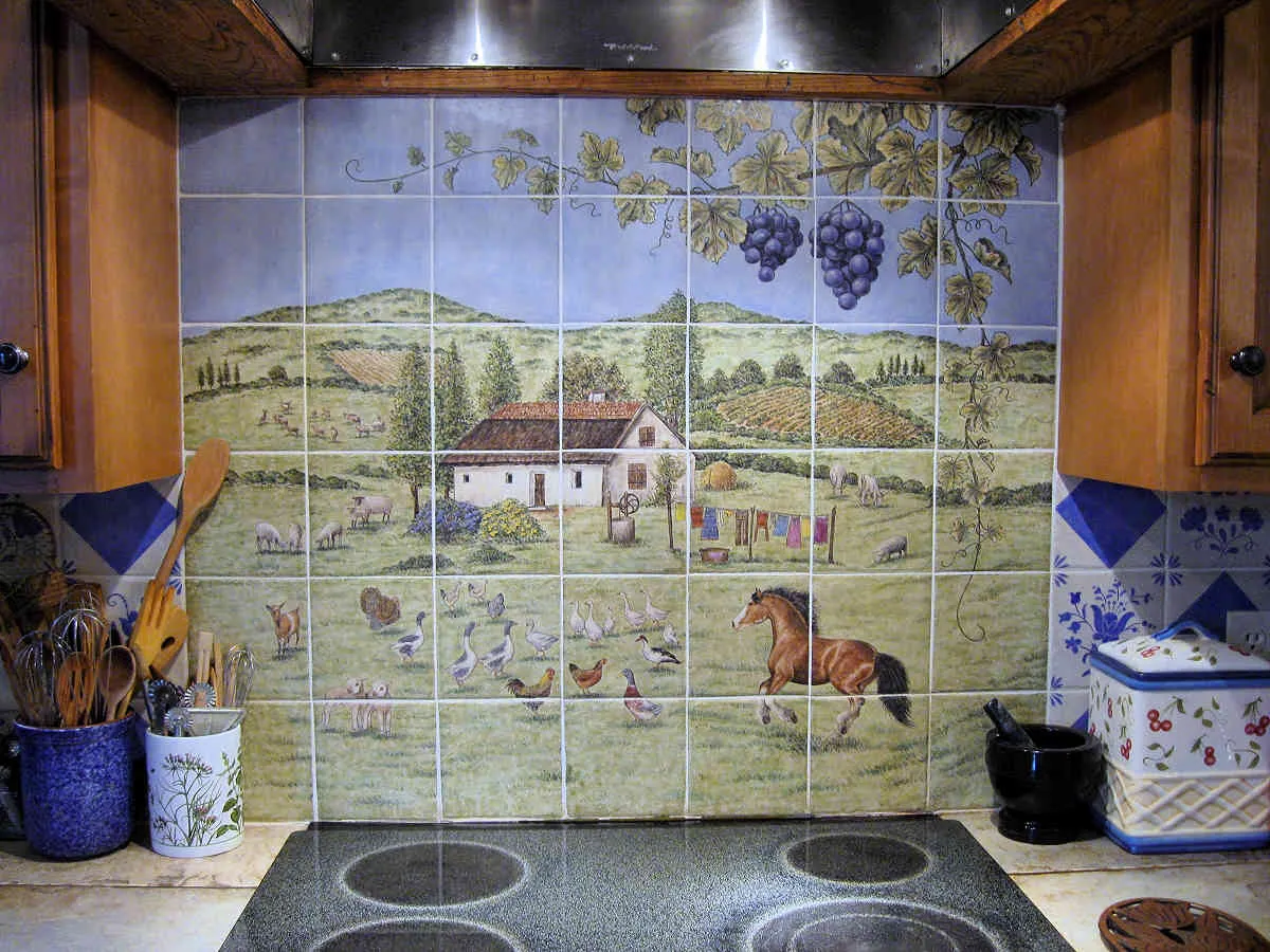 Керамическое панно с рисунком на кухне
