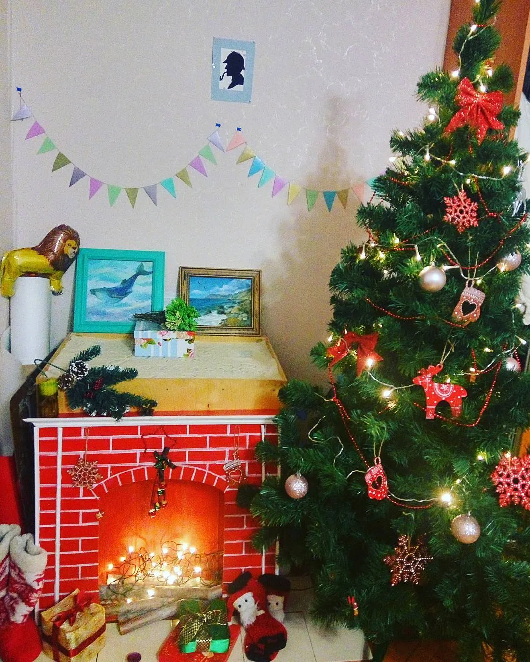 Новогодний камин из коробки красный