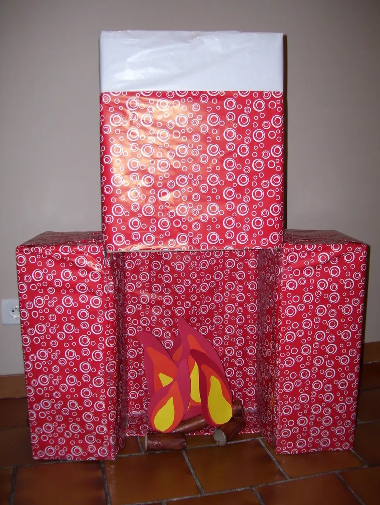 Новогодний камин из коробки и оберточной бумаги