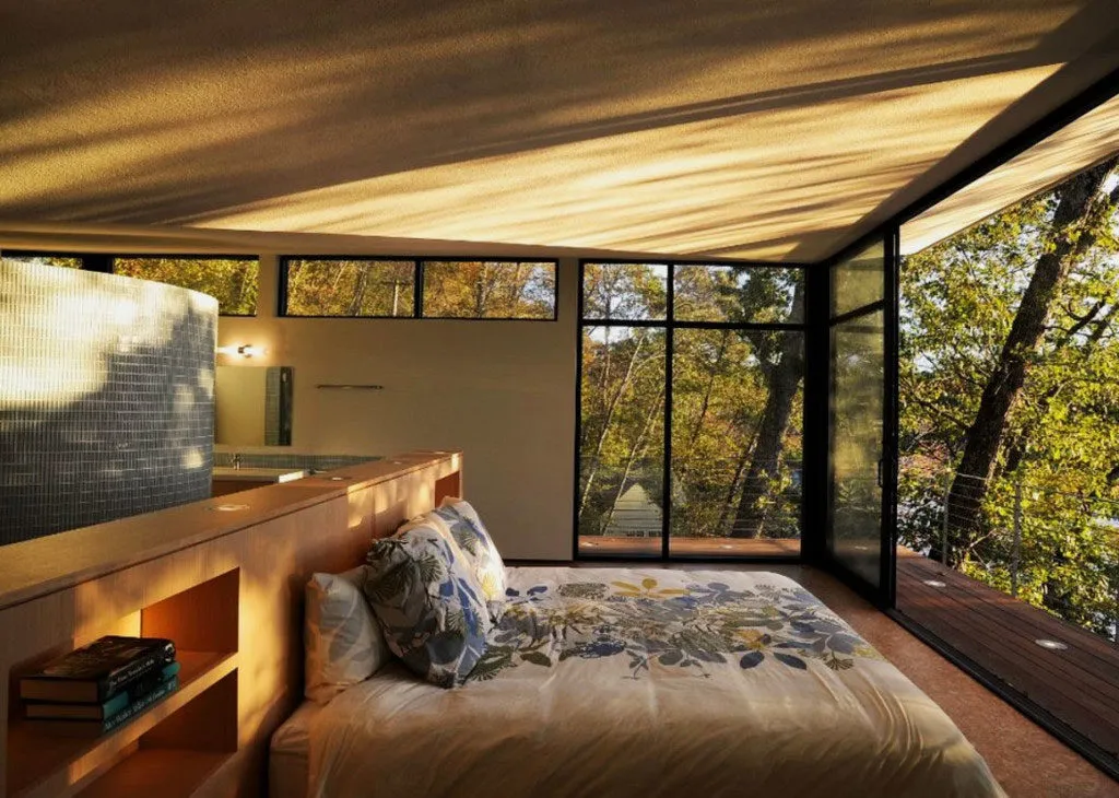 Спальная комната с панорамными окнами