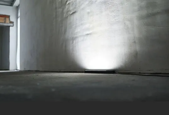 Подсветка стен после шпаклевания позволяет выявить неровности