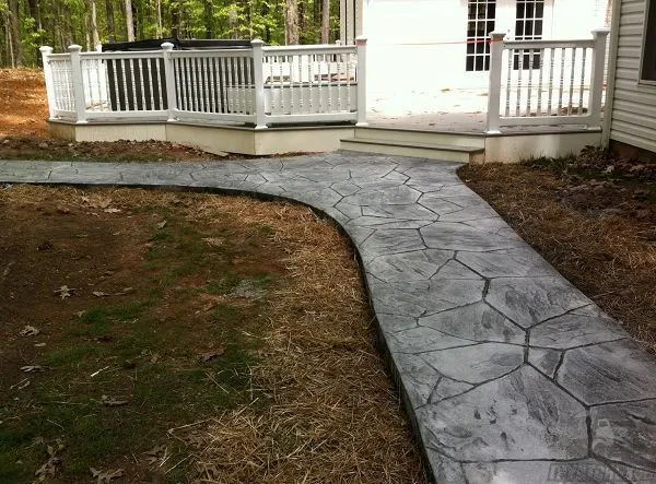 Дорожка из бетона во дворе частного дома