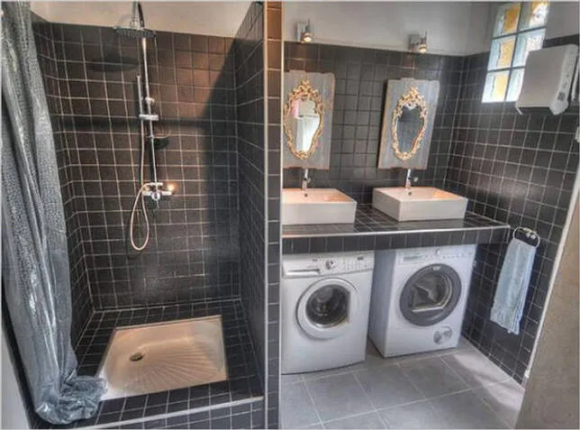 В ванной установлены 2 стиральные машины
