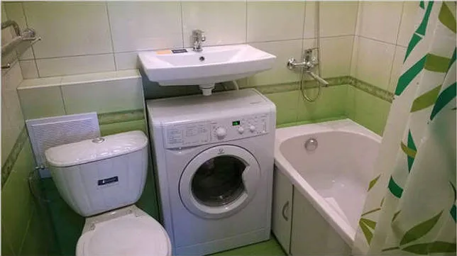 Дизайн ванной комнаты со стиральной машиной и раковиной над ней