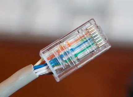 Обжатый коннектор RJ-45 от кабеля для выполнения распиновки Обжатый коннектор RJ-45