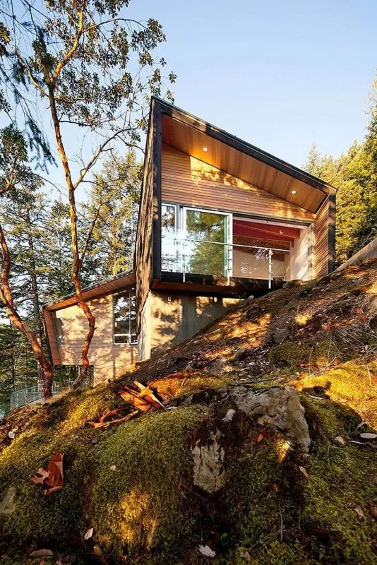 Деревянный домик на склоне
