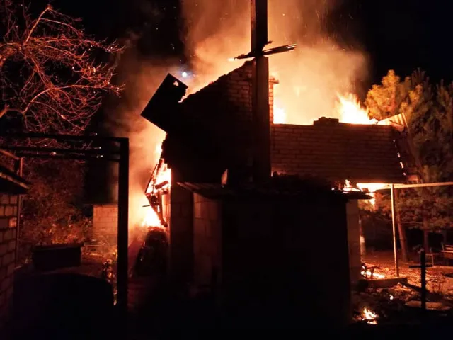 Расстояние от бани до забора и дома соседей: нормы по СНиП, требования и особенности постройки