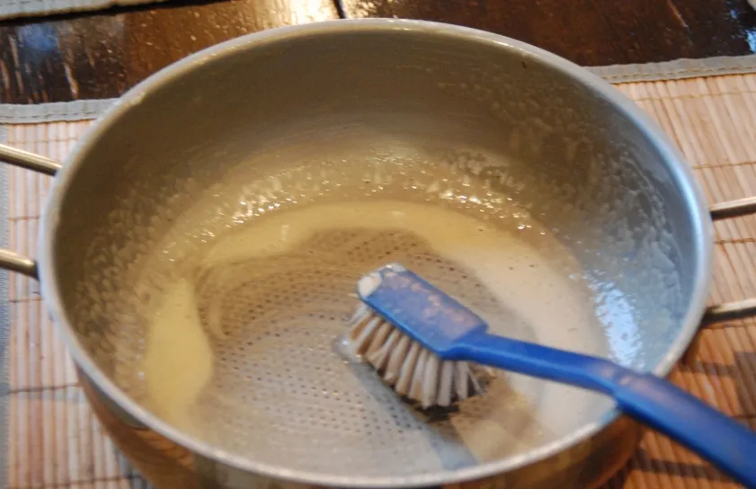 Чтобы удалить нагар с алюминиевой сковороды, необязательно подолгу тереть ее щеткой
