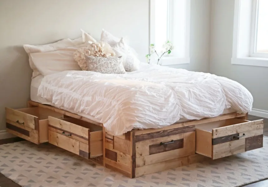 Несмотря на обычную двуспальную конфигурацию кровати, в ящиках можно хранить вещей почти столько, сколько в небольшом платяном шкафу