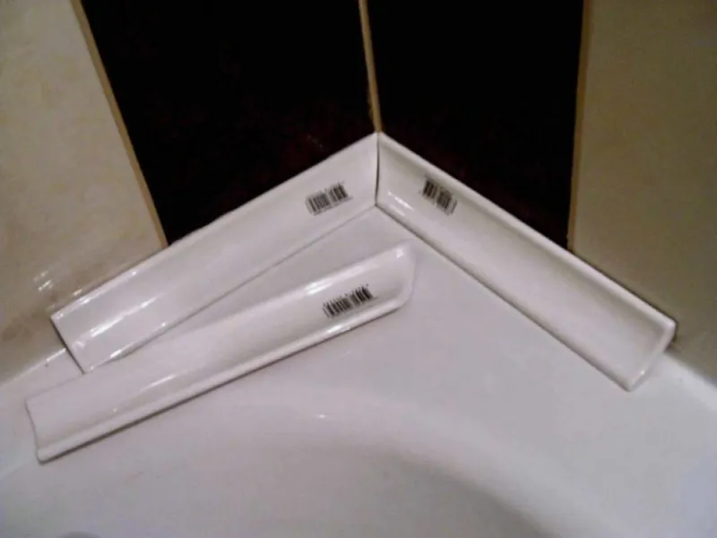 Керамический плинтус для заделки шва между ванной и плиткой