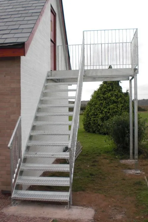 наружная лестница на чердак в частном доме