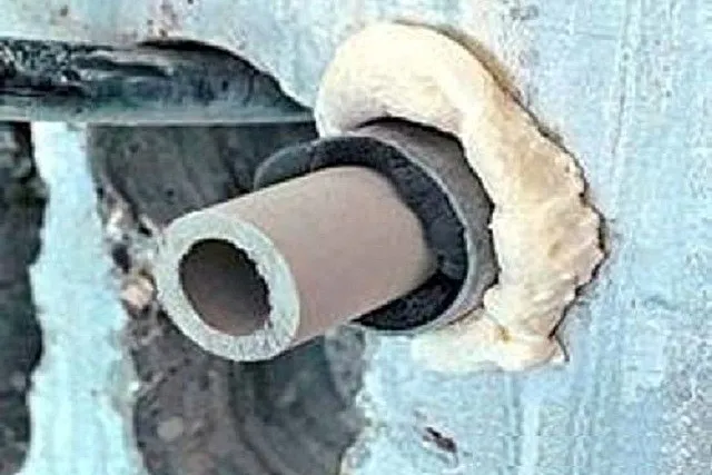 Отверстие в стенке, подготовленное для пропуска через него водопроводной трубы. Это приспособление используется в том случае, если нет нужды прибегать к идеальной гидроизоляции. Например, проход трубы через стенку фундамента (цоколя).
