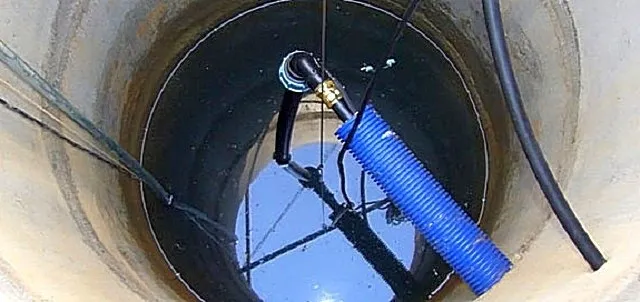 Выход водопроводной трубы в шахту колодца. На иллюстрации хорошо заметен защитный кожух, через который пропущена водопроводная труба.