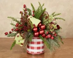 Holiday Flowers Christmas, Holiday Centerpieces Christmas, Crafty Christmas Gifts, Christmas Arrangements Centerpieces, Diy Christmas Mugs, Handmade Christmas Crafts, Christmas Planters