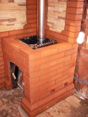 Металлическая печь с кожухом из красного кирпича