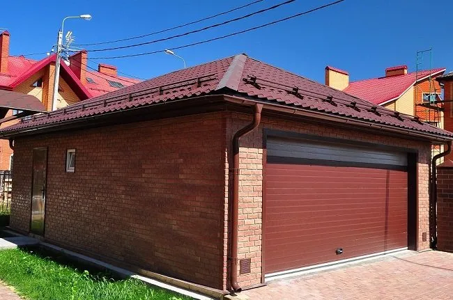 гараж с хозблоком из кирпича