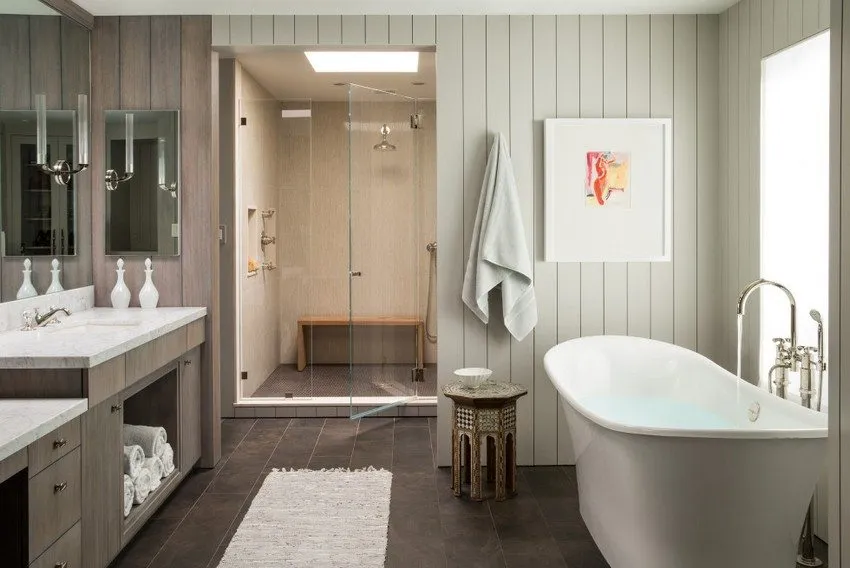 Стильная ванная комната в частном доме оформлена с помощью пластиковых панелей