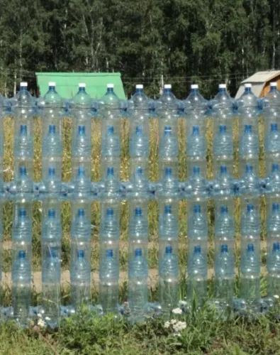 забор из пластиковых бутылок