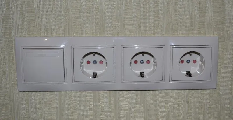 Блок розеток с выключателем на стене рядом с ванной