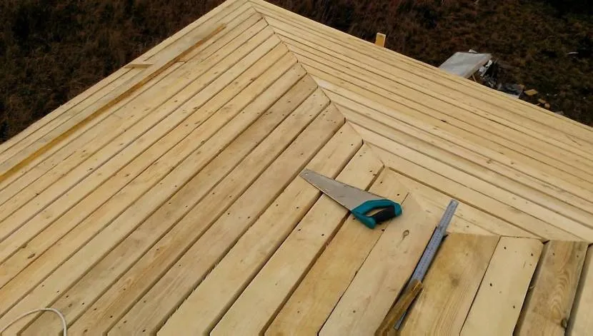 Сплошное основание под мягкую кровлю из досок Сплошное основание под мягкую кровлю из досок
