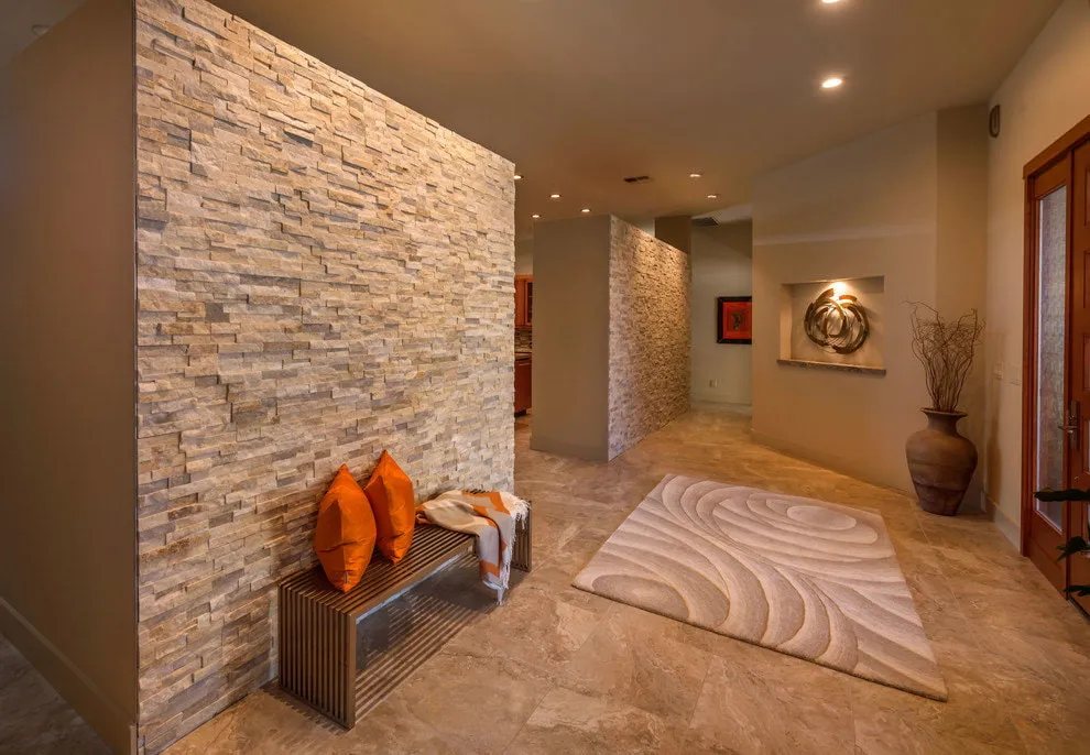 Гипсовая имитация натурального камня в дизайне коридора