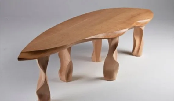 Деревчнный стол на ножках