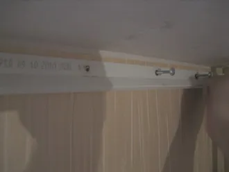 Крепление багета для натяжных потолков к стене. Монтаж багета для натяжного потолка. Закладная под натяжной потолок. Профиль алюминиевый бп40. Крепление багета для натяжных потолков.