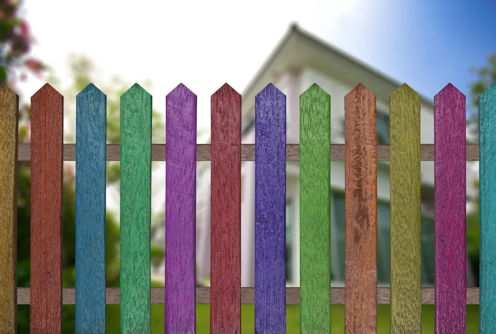 Яркий забор выкрашенные всеми цветами радуги