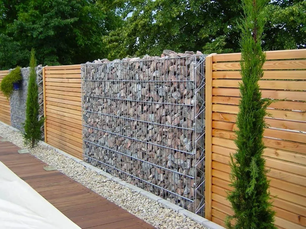 комбинированный забор из камня и дерева