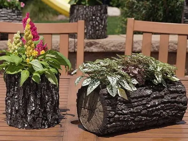 Из отрезков стволов деревьев получаются отличные декоративные уличные вазоны для цветов